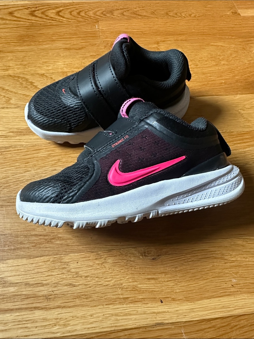 Nike Black and Pink Toddler Star Runner 5 Easy-On Sneakers